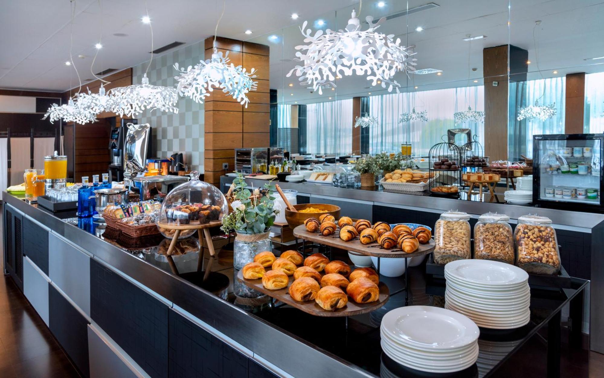 Hotel Ciudad De มอสโตเลส ภายนอก รูปภาพ